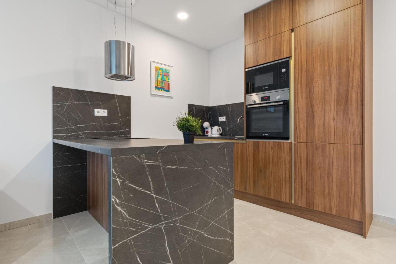 Lam Jegeho Alej - Jacuzzi - Free Parking Apartment บราติสลาวา ภายนอก รูปภาพ