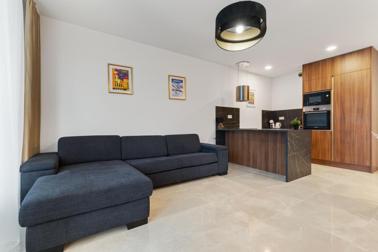 Lam Jegeho Alej - Jacuzzi - Free Parking Apartment บราติสลาวา ภายนอก รูปภาพ