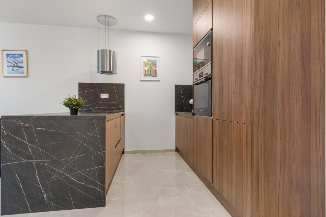 Lam Jegeho Alej - Jacuzzi - Free Parking Apartment บราติสลาวา ภายนอก รูปภาพ